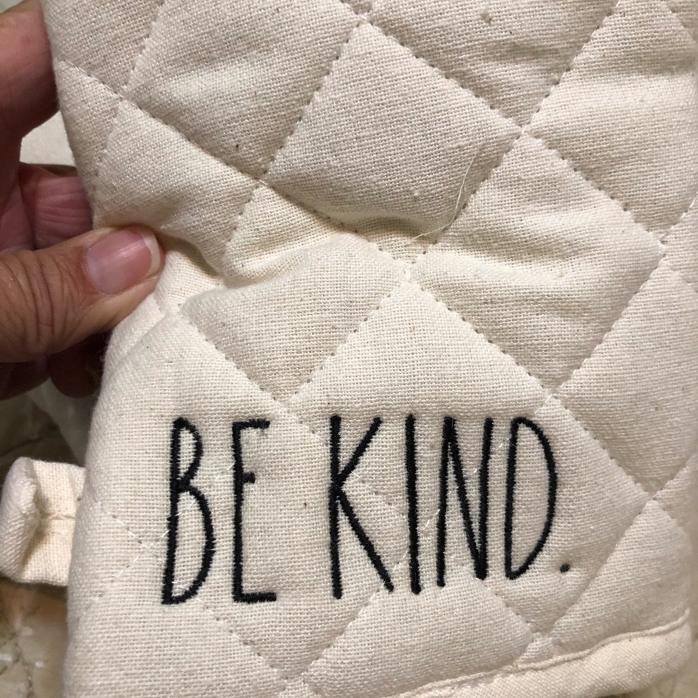 Rae Dunn “Be Kind Mini oven mitts - Picture 2 of 6